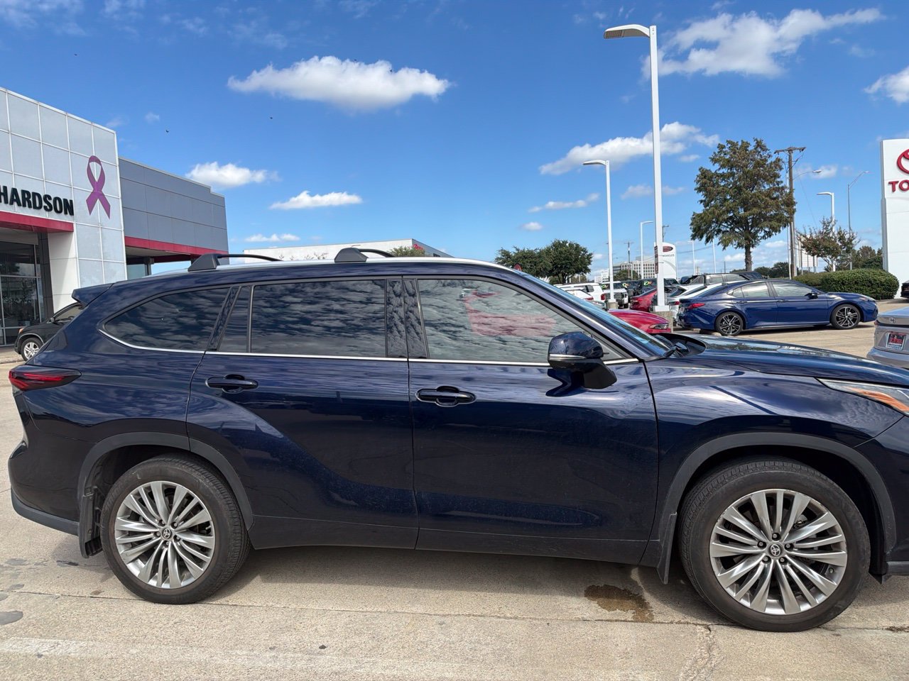 Used 2024 Toyota Highlander Platinum FWD image 2