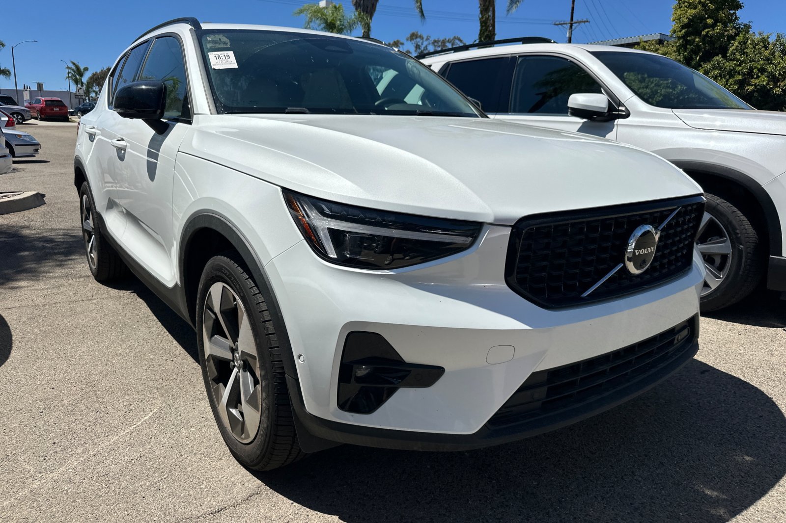 Certified 2026 Volvo XC40 B5 Plus AWD/4WD image 2