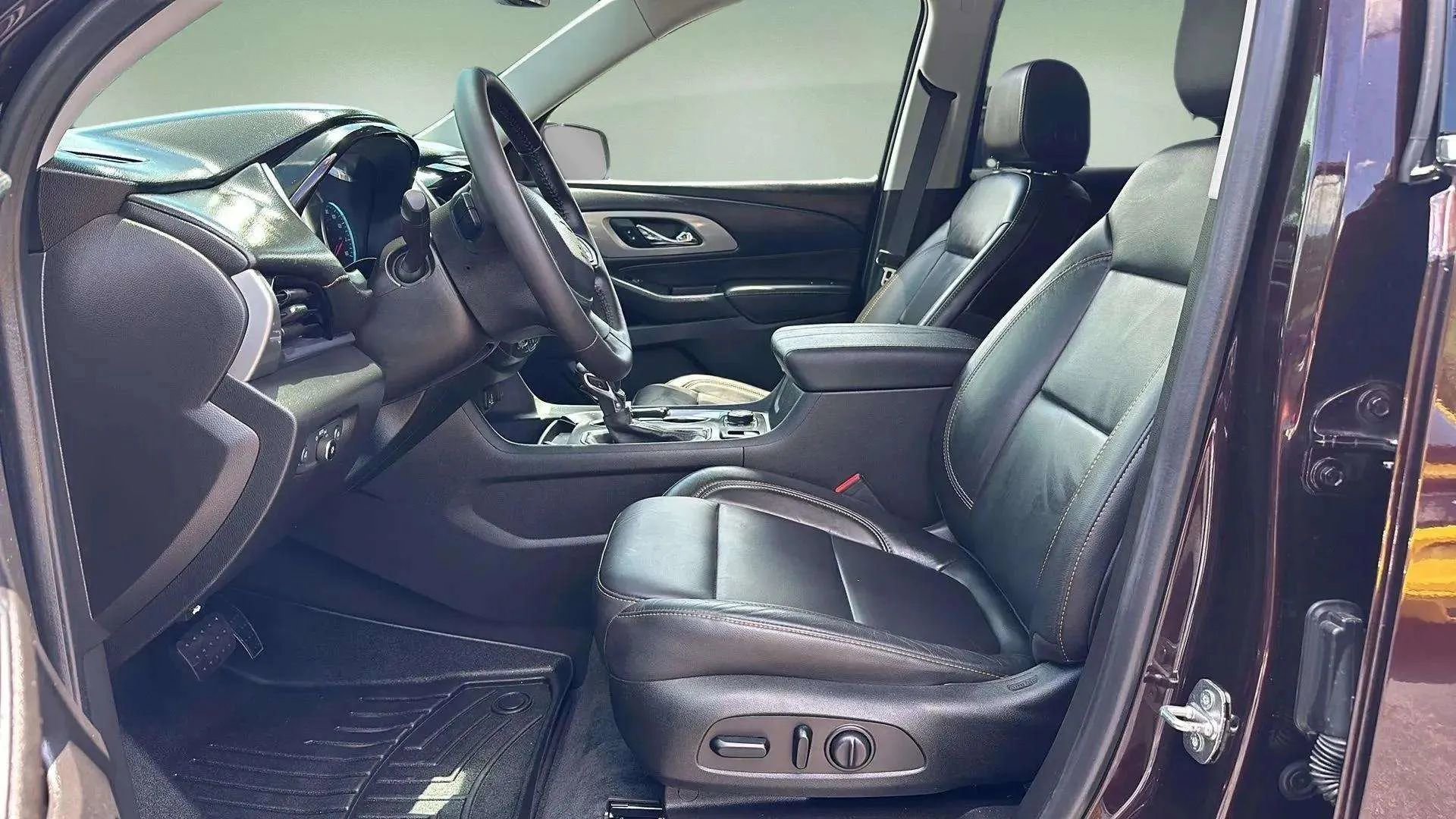 Used 2021 Chevrolet Traverse LT w/ LT Premium Package image 14