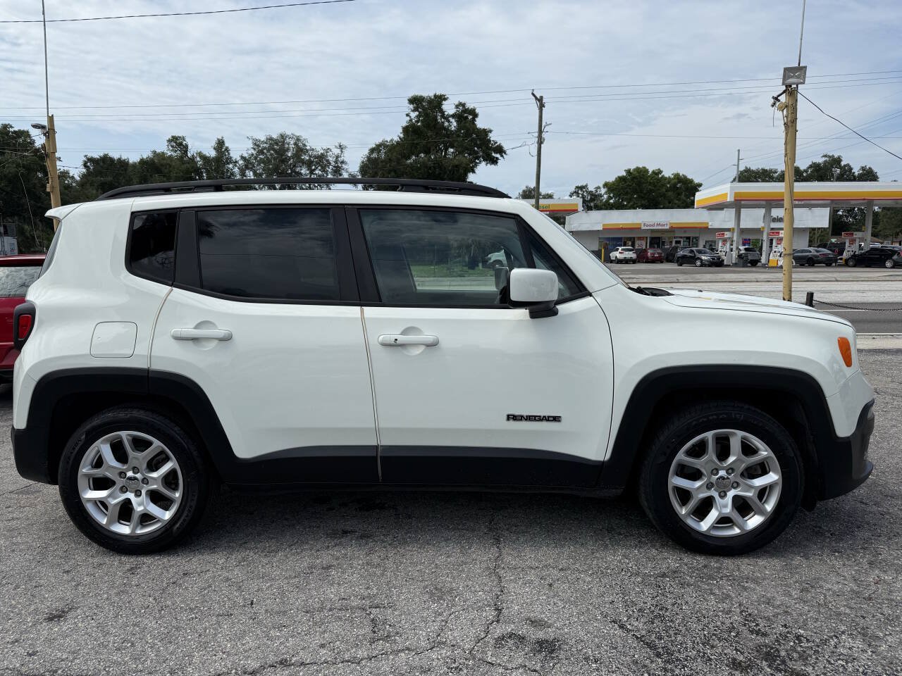 Used 2016 Jeep Renegade Latitude FWD image 8