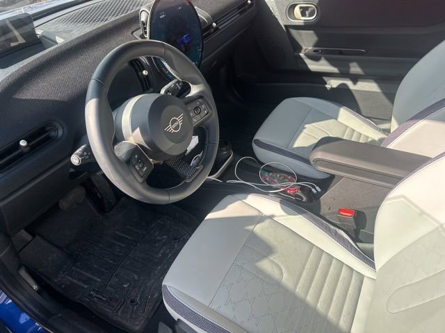 Used 2025 MINI Cooper 2-Door Hardtop image 2