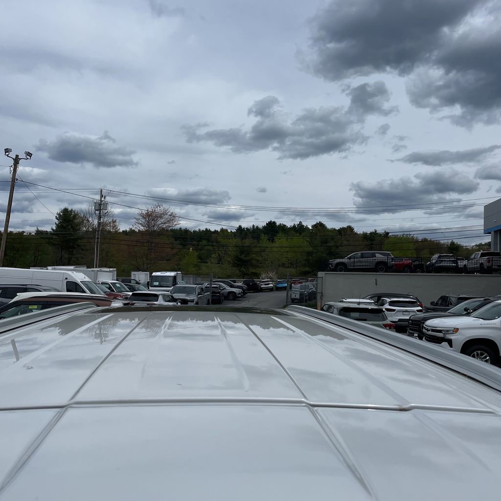 Used 2025 Chevrolet Suburban High Country AWD/4WD image 10