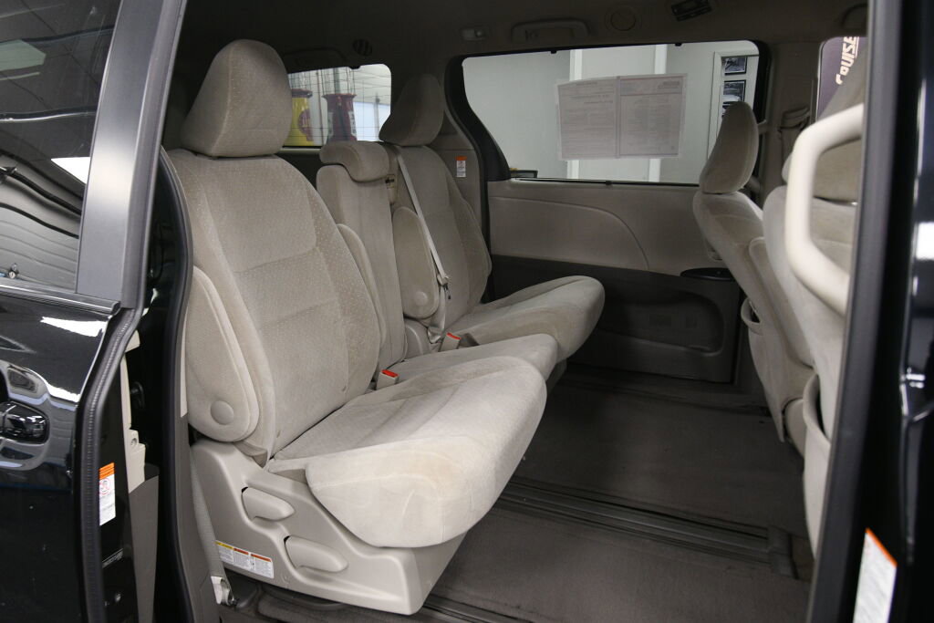 Used 2015 Toyota Sienna LE image 21