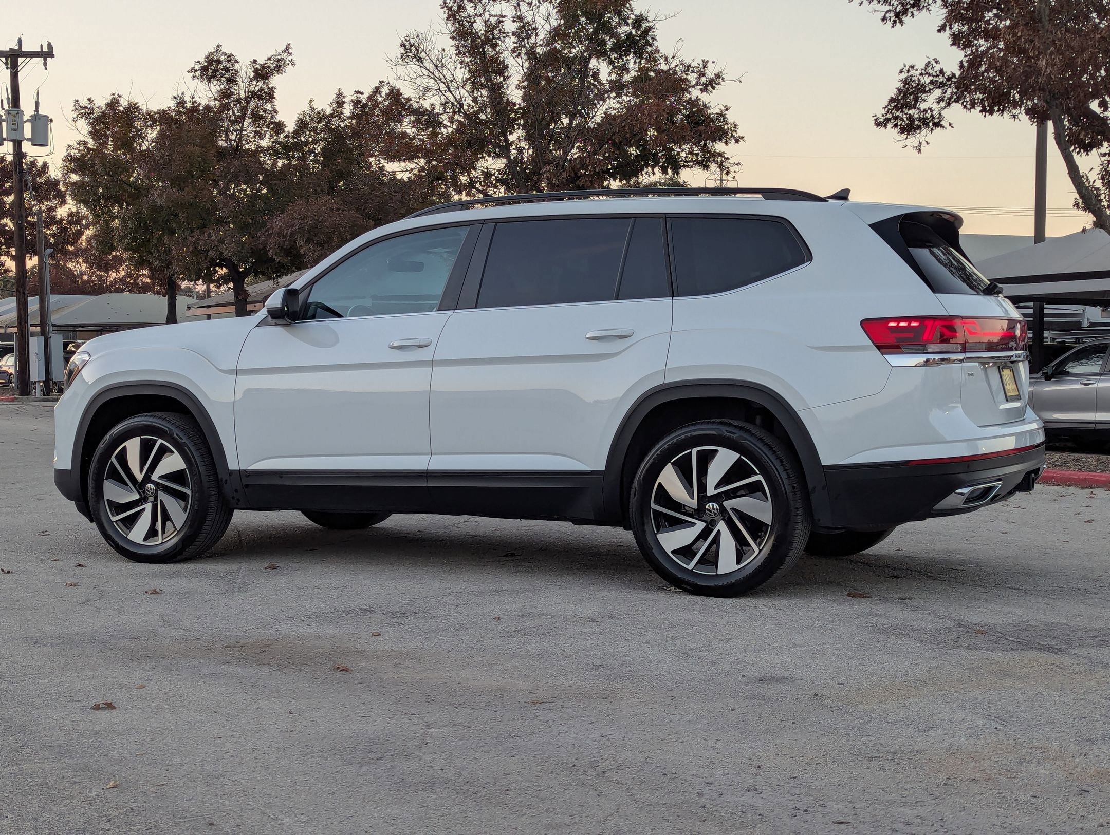 Used 2025 Volkswagen Atlas SE image 6