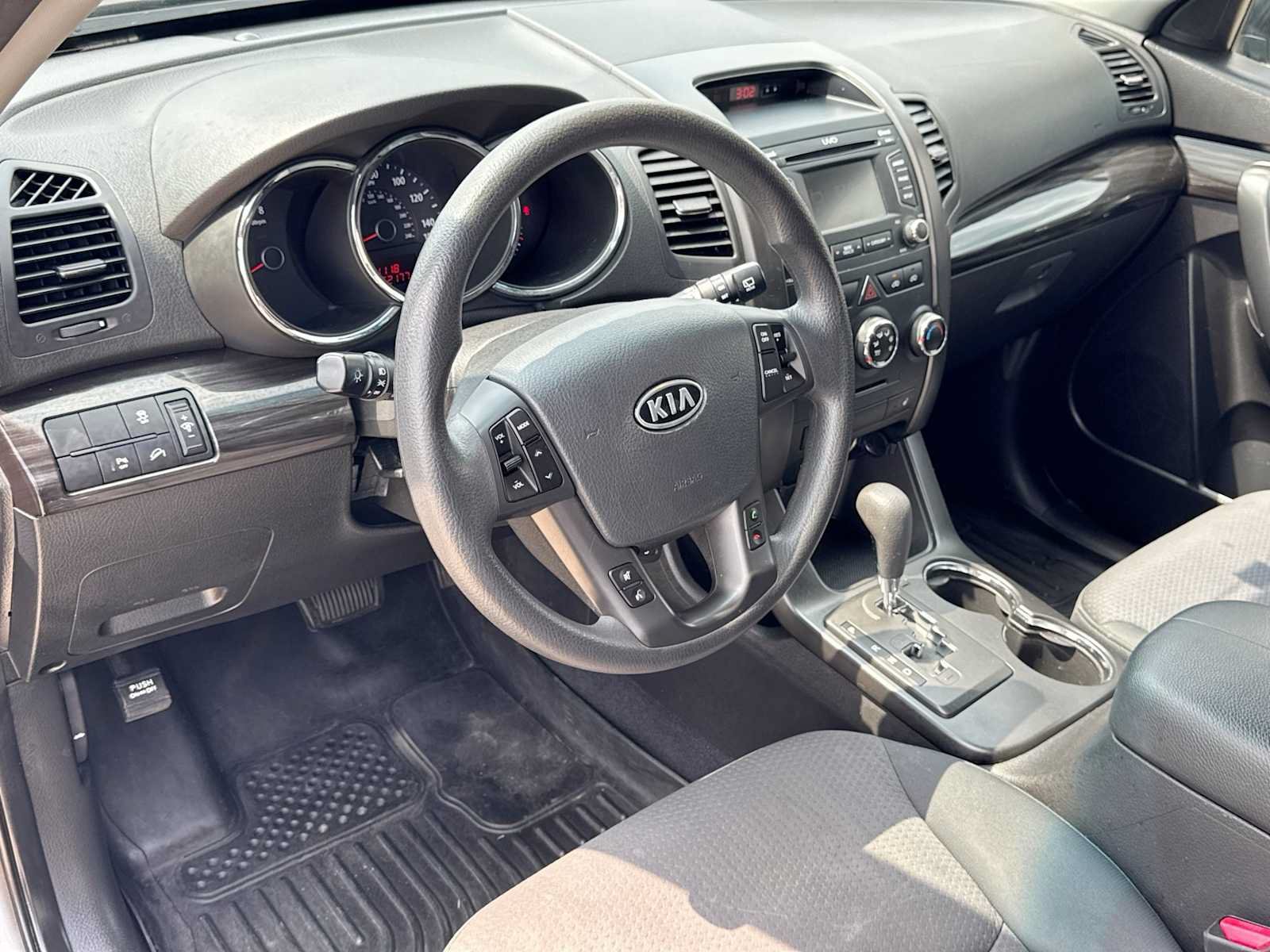 Used 2013 Kia Sorento LX w/ Convenience Pkg FWD image 2