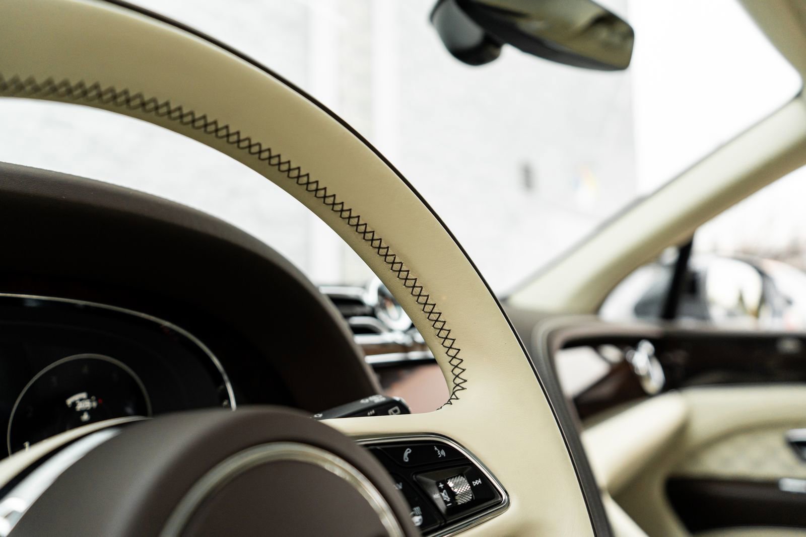 Used 2022 Bentley Bentayga image 33