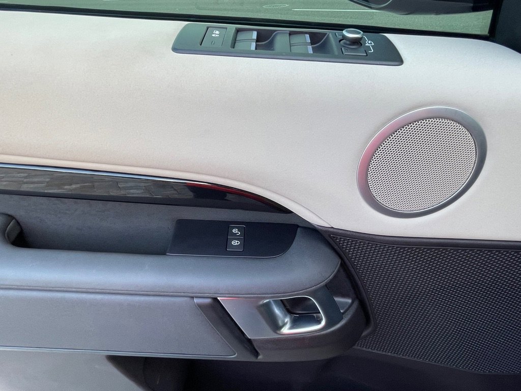 Used 2017 Land Rover Discovery SE image 34