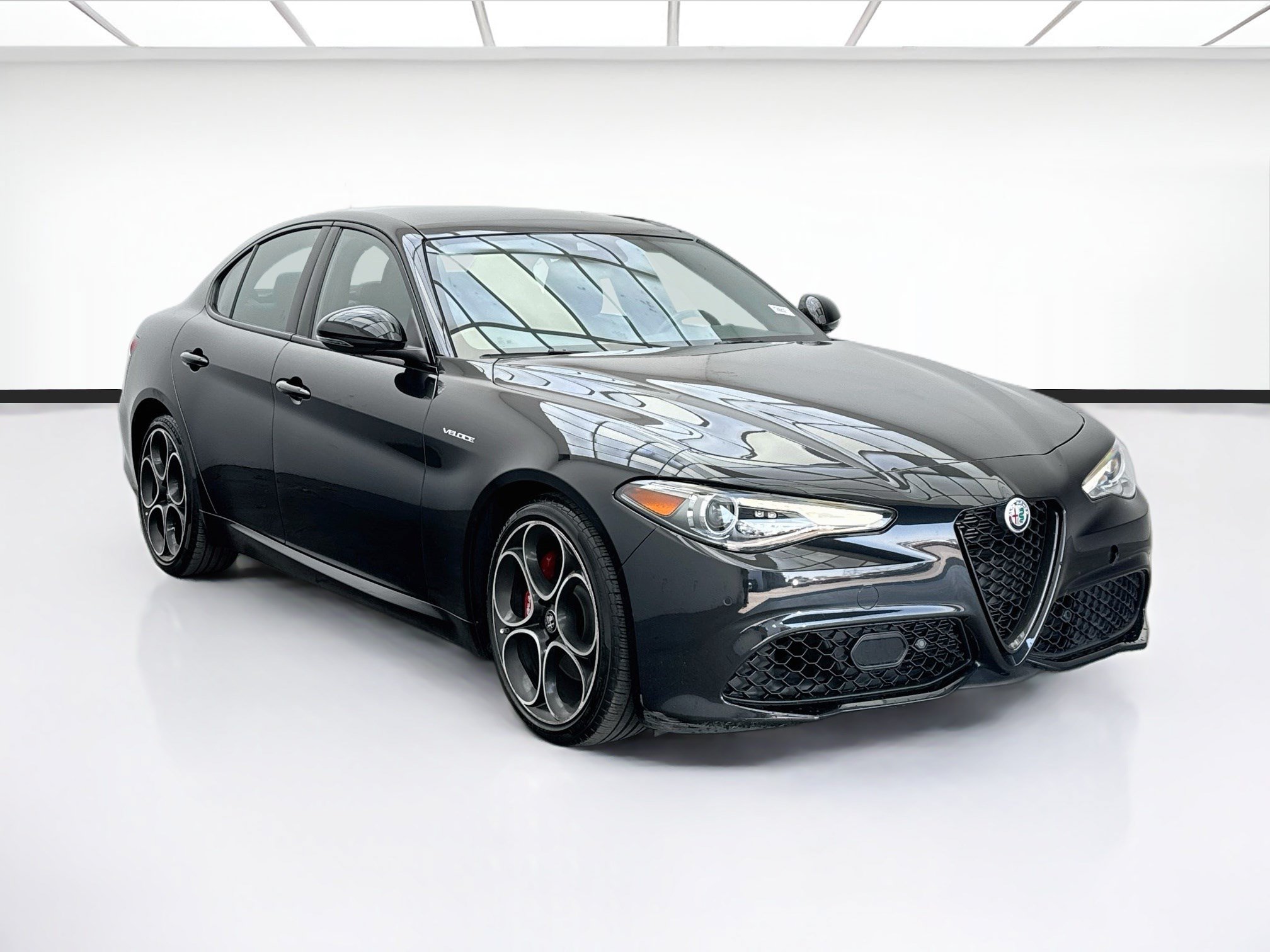 Used 2023 Alfa Romeo Giulia Veloce RWD image 3