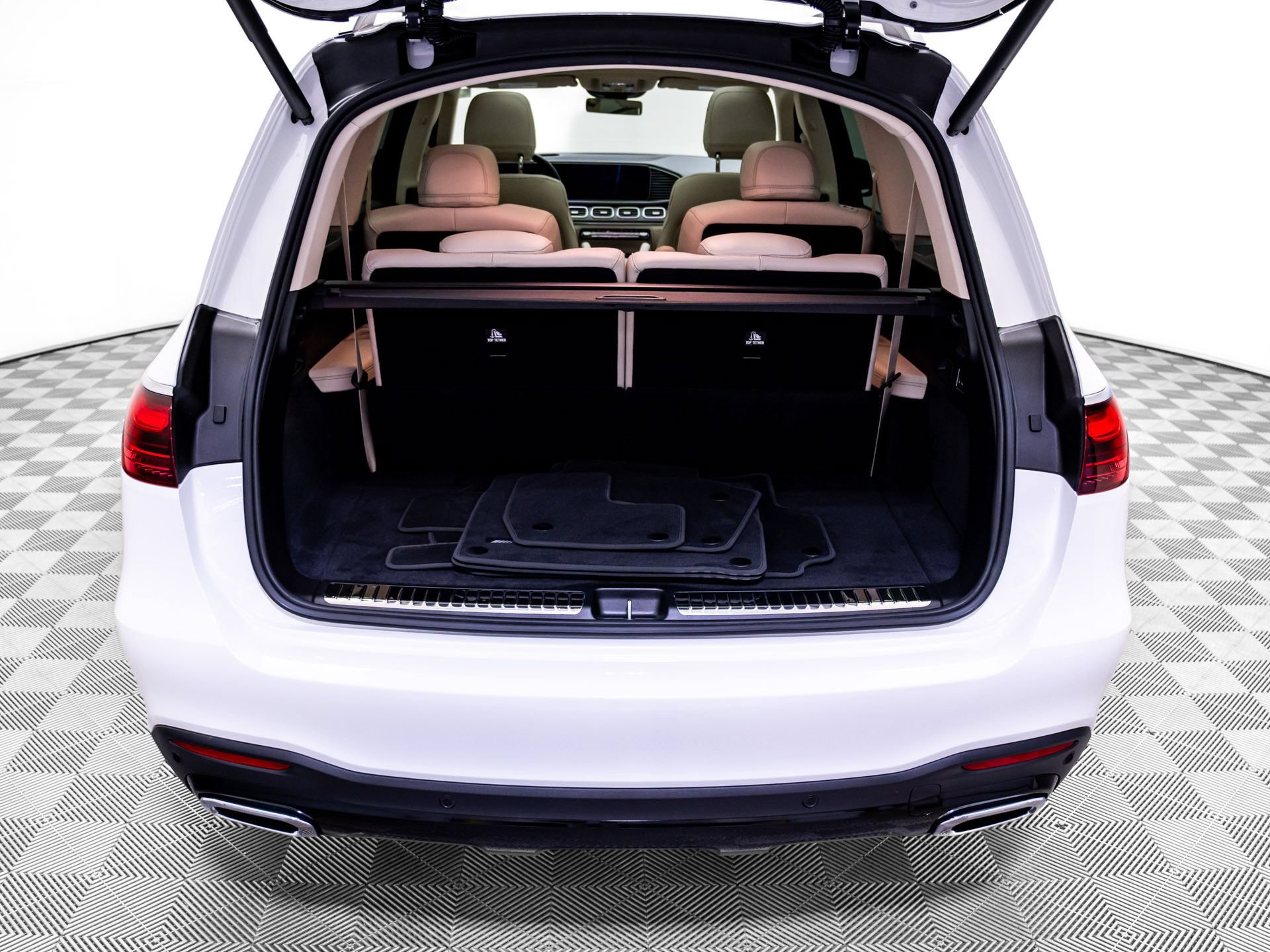 Used 2024 Mercedes-Benz GLS 450 4MATIC image 31