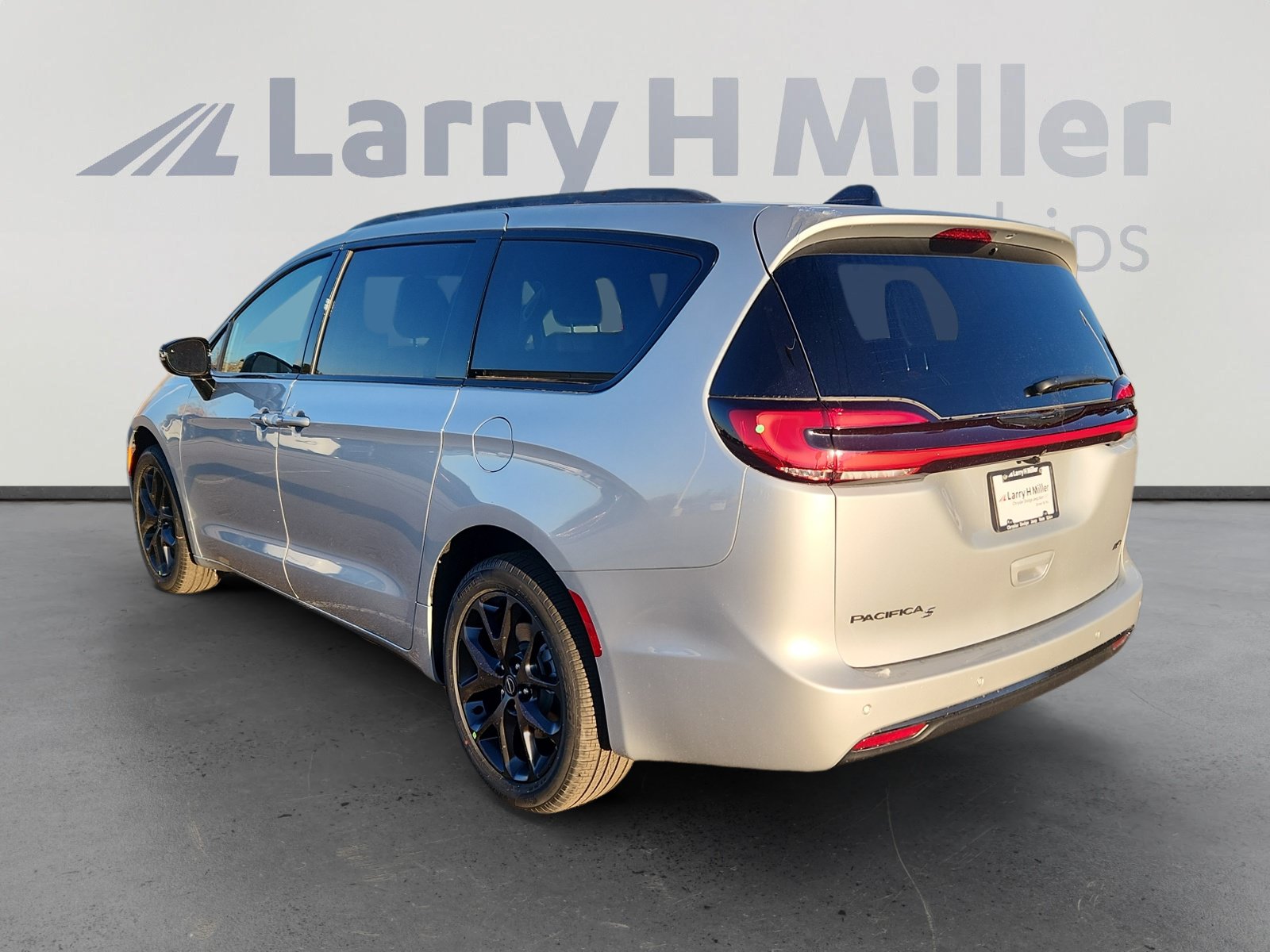 New 2026 Chrysler Pacifica Select w/ S Appearance Package AWD/4WD image 4