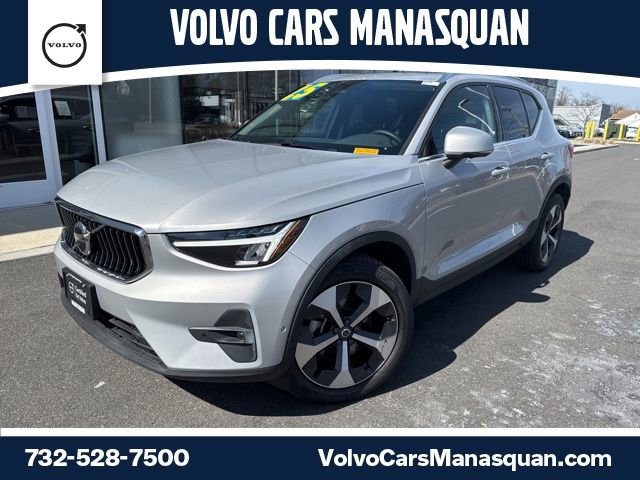 Certified 2025 Volvo XC40 B5 Plus image 1