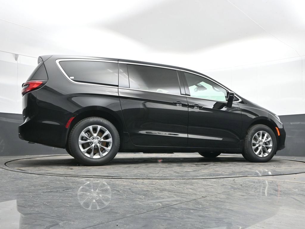 New 2026 Chrysler Pacifica Select AWD/4WD image 40