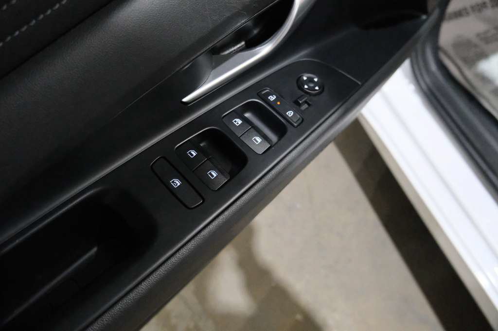 Used 2025 Hyundai Elantra SEL FWD image 18
