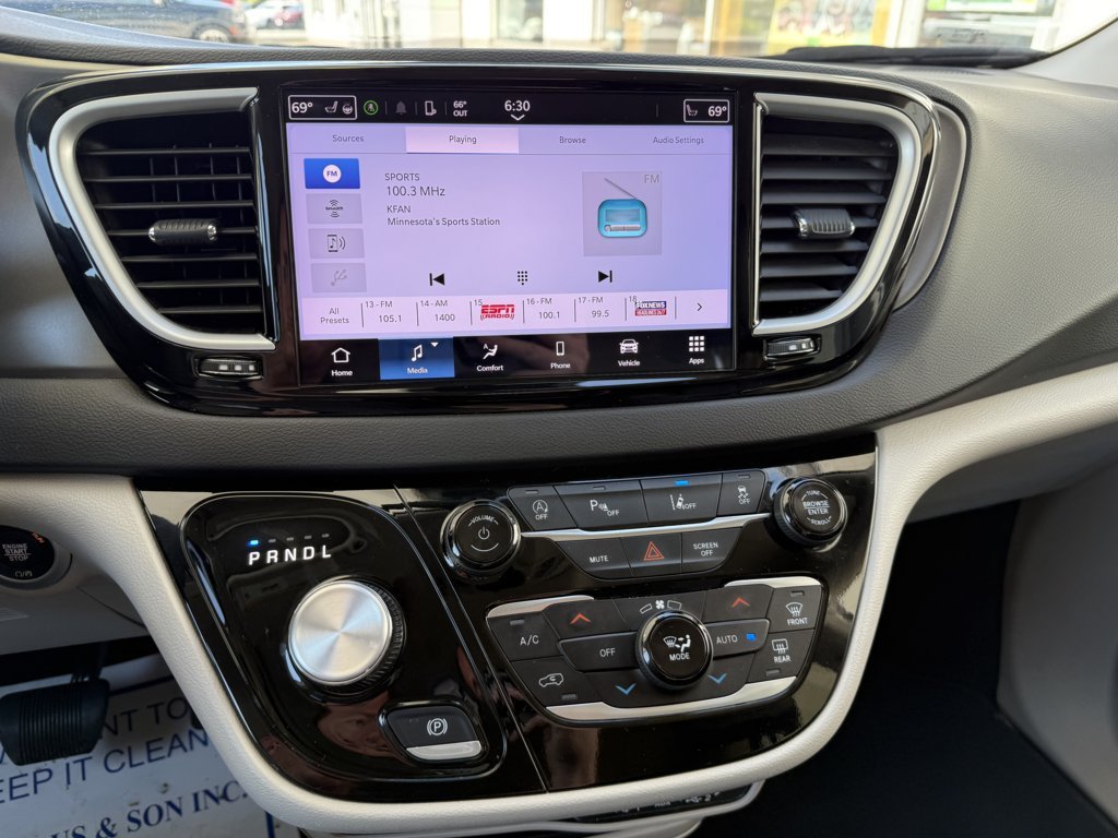 Used 2024 Chrysler Pacifica Touring-L FWD image 26
