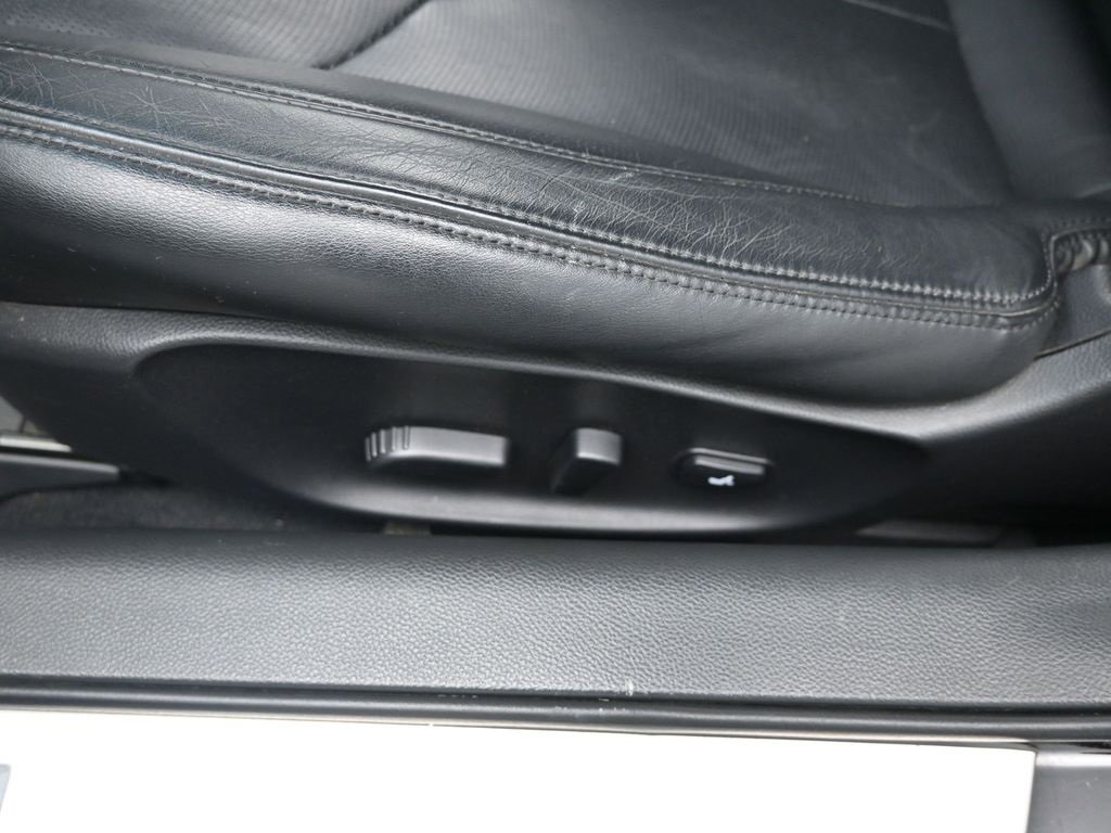 Used 2014 INFINITI Q60 Convertible w/ Premium Package image 10