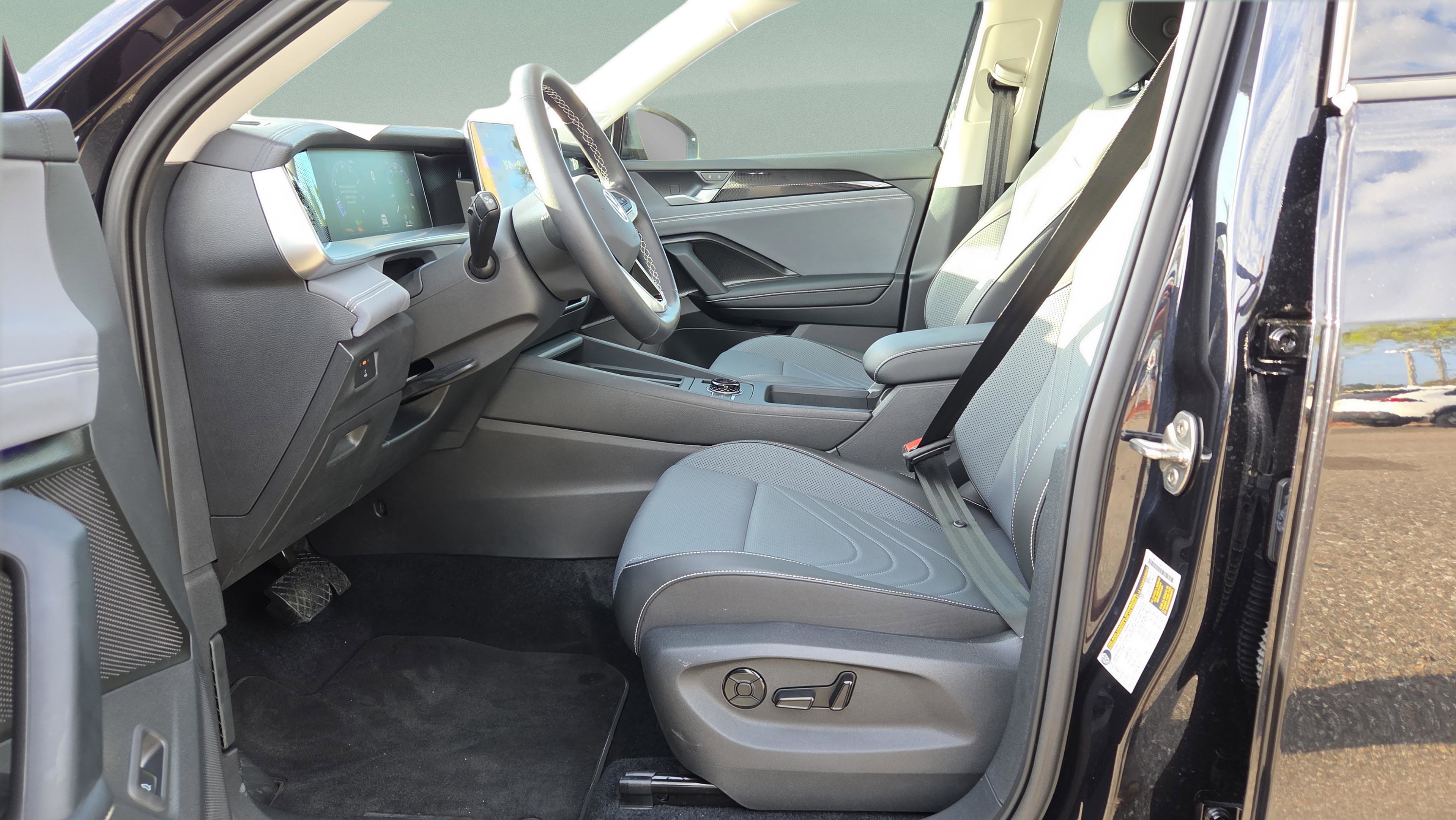 Used 2025 Volkswagen Tiguan SE image 10