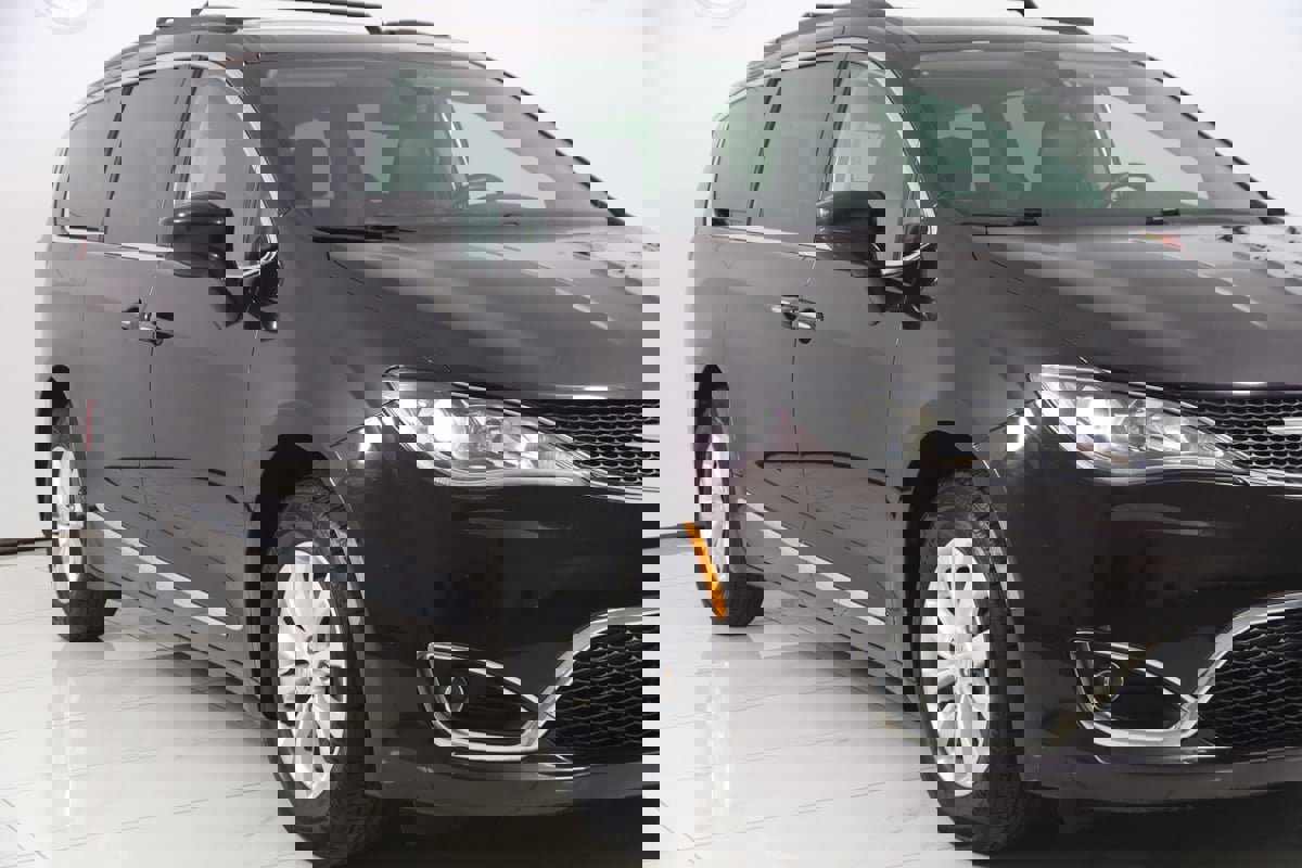 Used 2017 Chrysler Pacifica Touring-L image 38