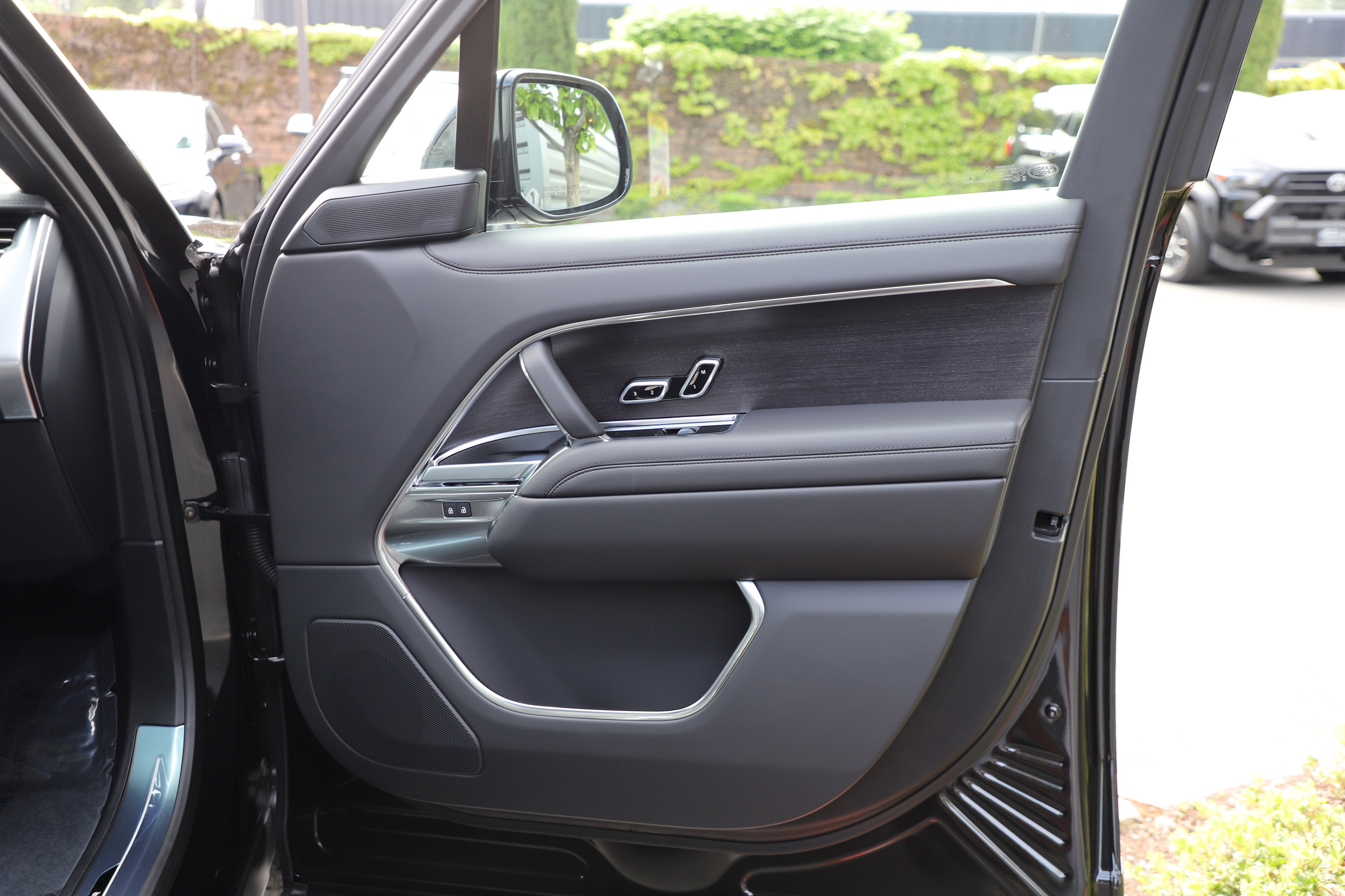 New 2026 Land Rover Range Rover Long Wheelbase SE AWD/4WD image 9