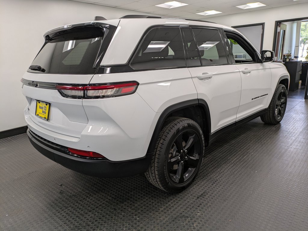 Used 2023 Jeep Grand Cherokee Altitude image 4
