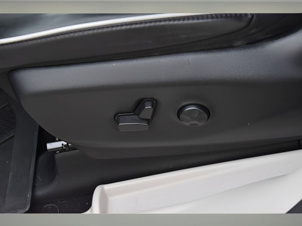 Used 2023 Chrysler Pacifica Limited w/ Uconnect Theater Family Group image 34