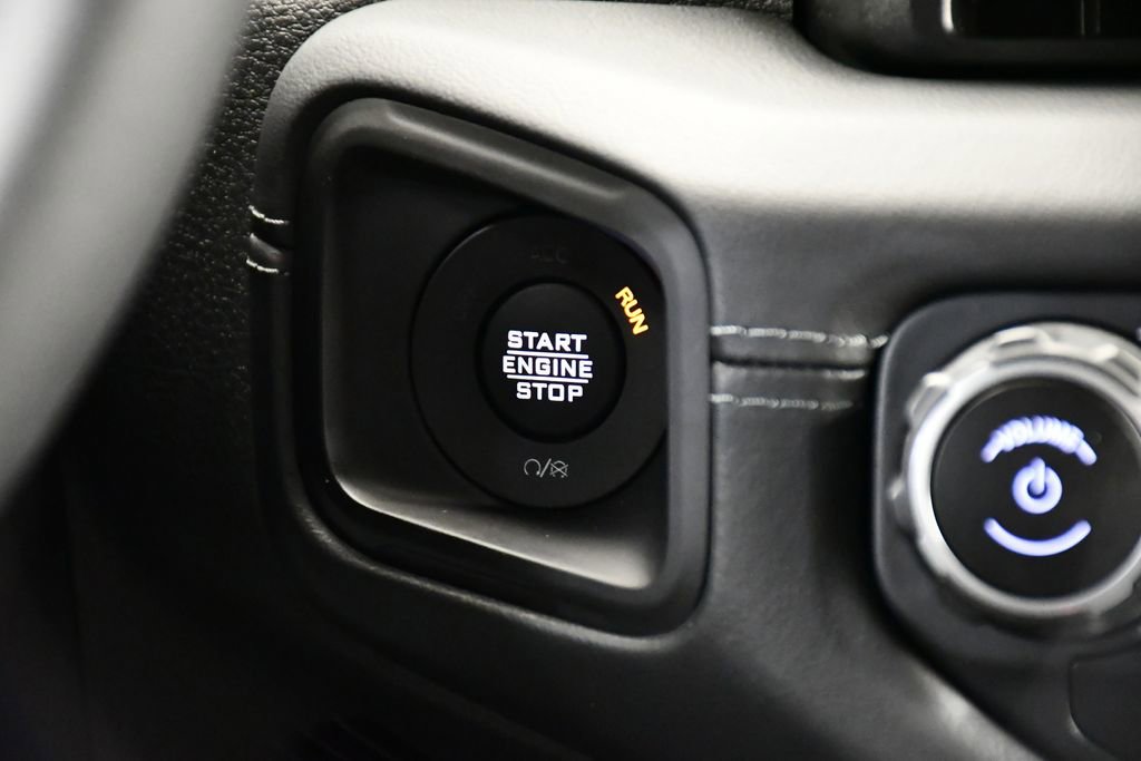 Used 2025 Jeep Wrangler Sahara image 27