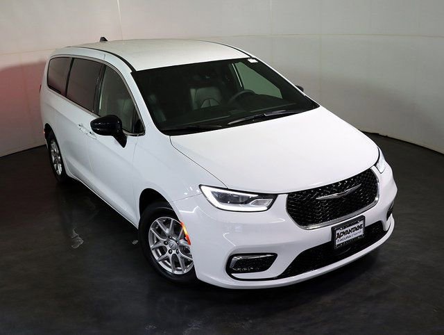 Used 2026 Chrysler Pacifica Select image 7