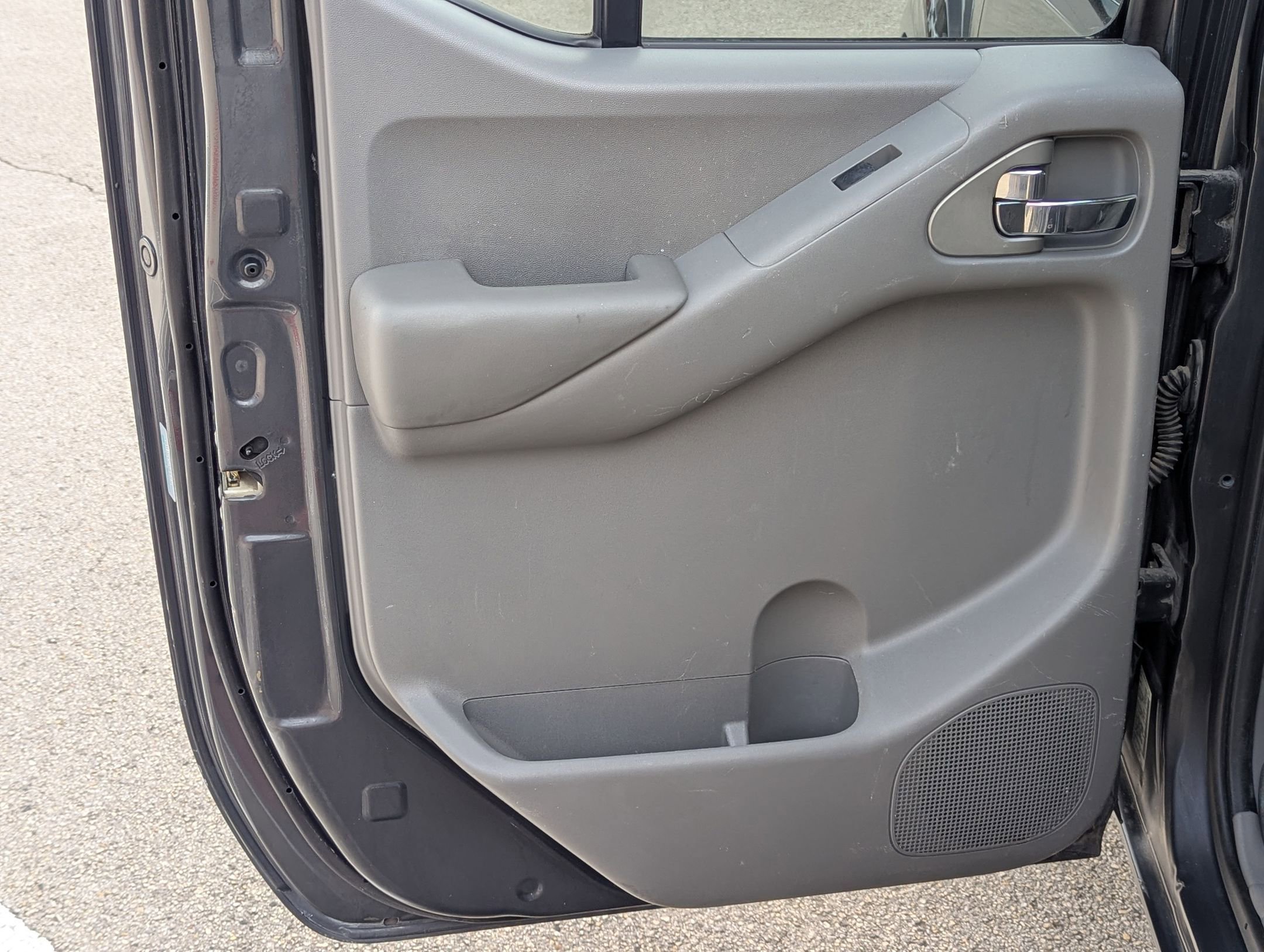 Used 2010 Nissan Frontier SE image 16