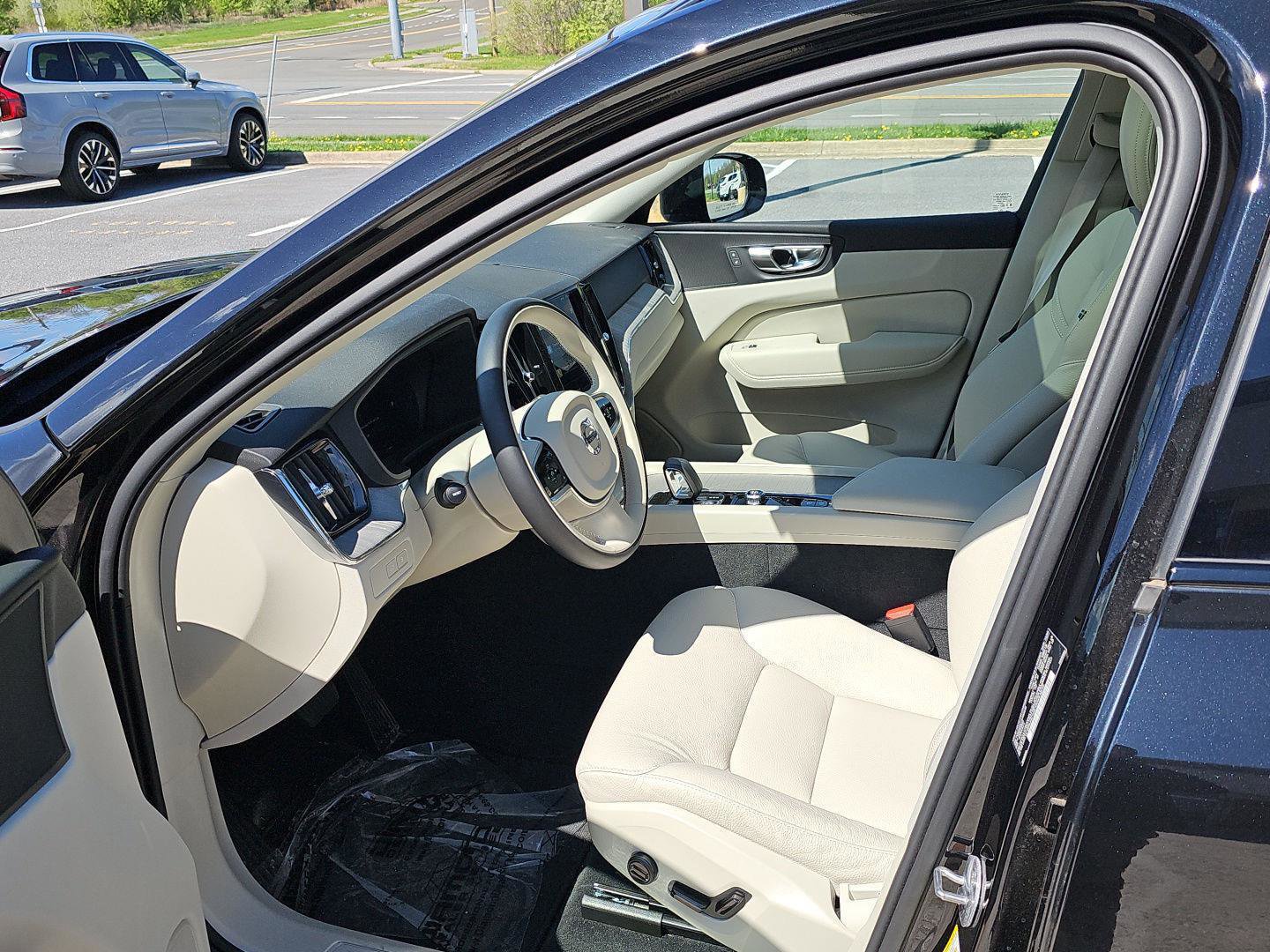 Used 2025 Volvo XC60 T8 Plus w/ Protection Package Premier image 7