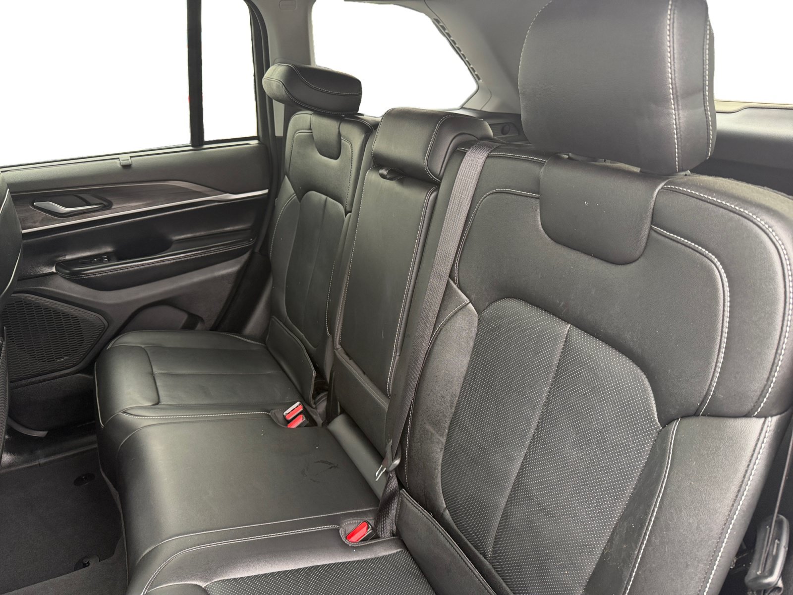 Used 2023 Jeep Grand Cherokee Limited w/ Luxury Tech Group II RWD image 13