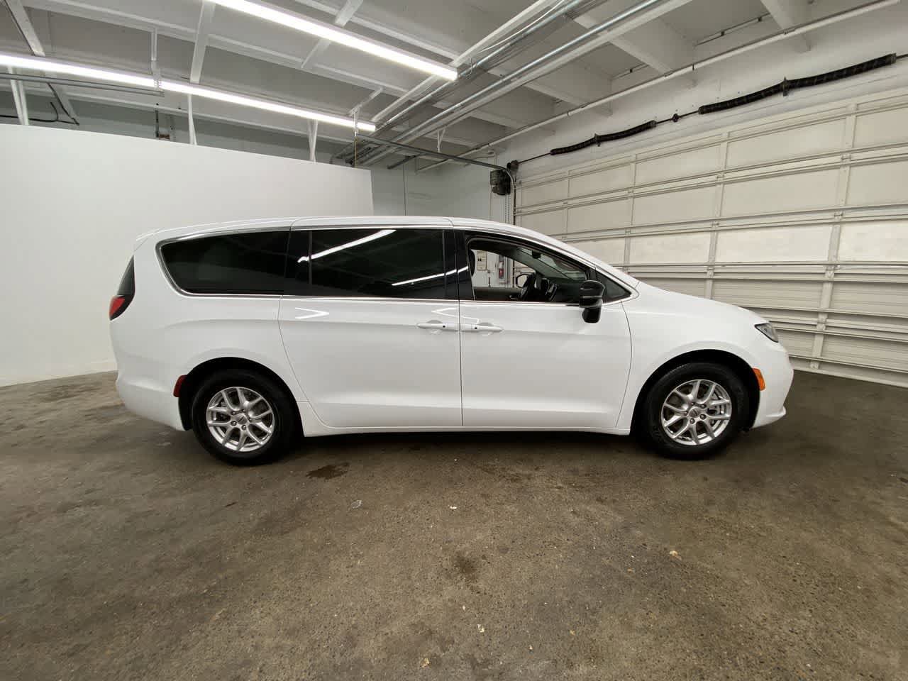 Used 2024 Chrysler Pacifica Touring-L FWD image 7