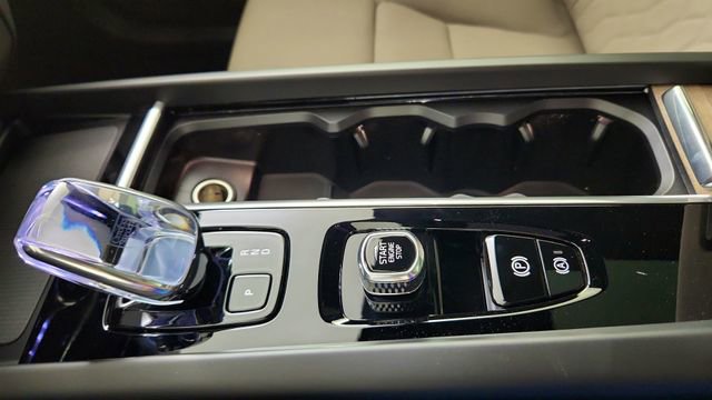 New 2026 Volvo XC60 B5 Plus w/ Climate Package PRO AWD/4WD image 17