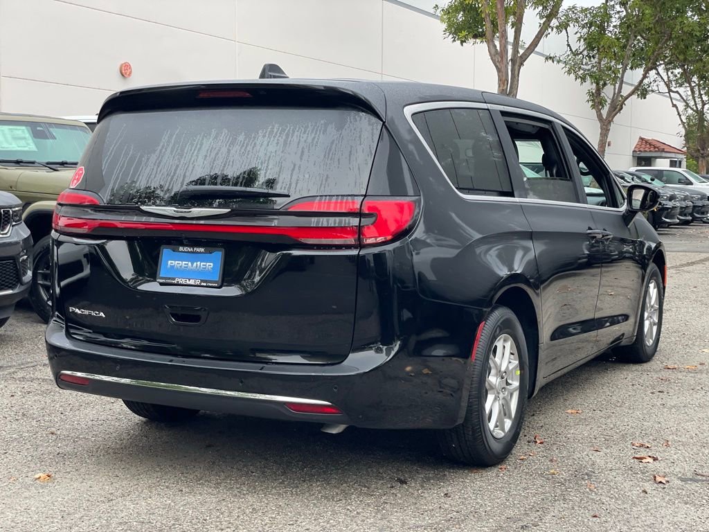 New 2026 Chrysler Pacifica Select FWD image 5