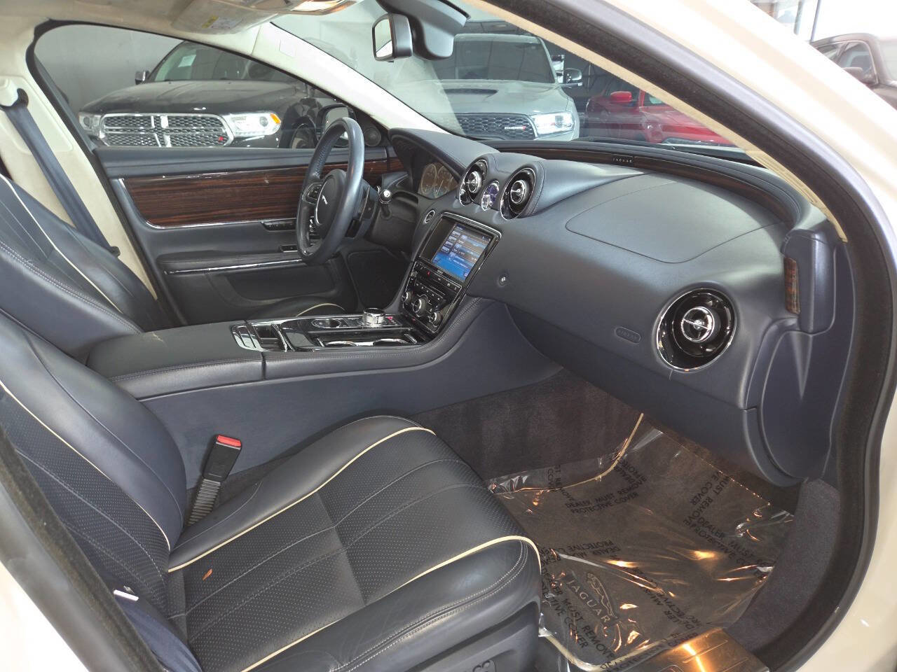 Used 2011 Jaguar XJ L Supercharged RWD image 31