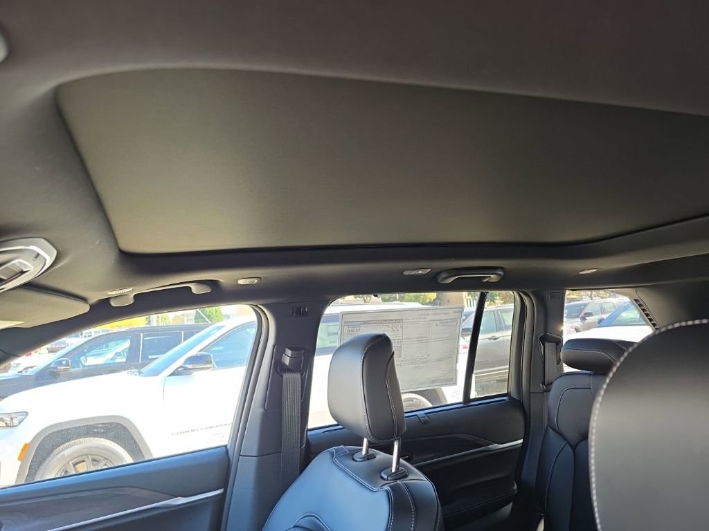 New 2025 Jeep Grand Cherokee Limited w/ Luxury Tech Group II image 13