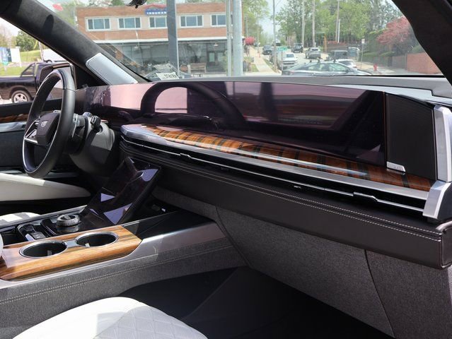 Certified 2025 Cadillac Escalade Premium Luxury Platinum image 8