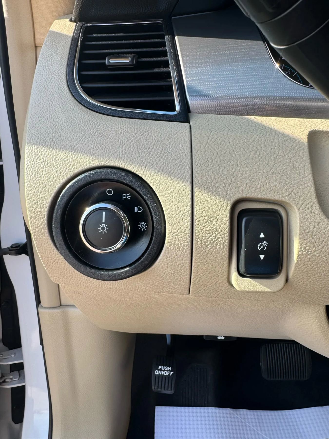 Used 2016 Ford Taurus SEL image 8