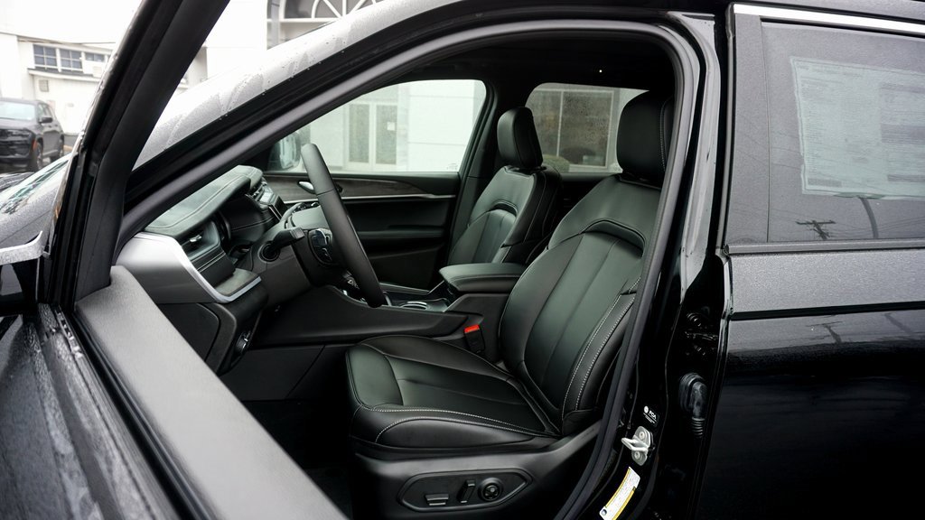 New 2025 Jeep Grand Cherokee Limited image 8