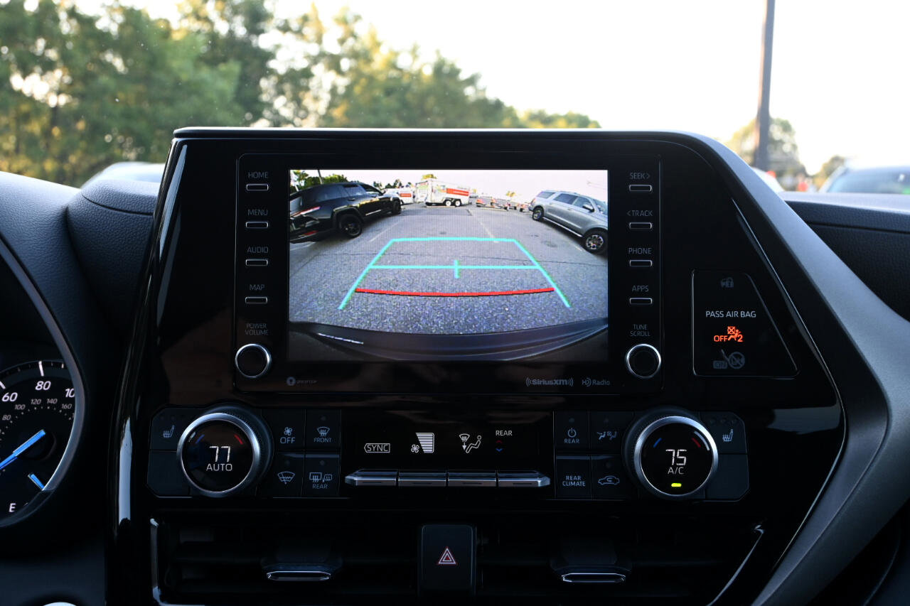 Used 2021 Toyota Highlander XLE image 29