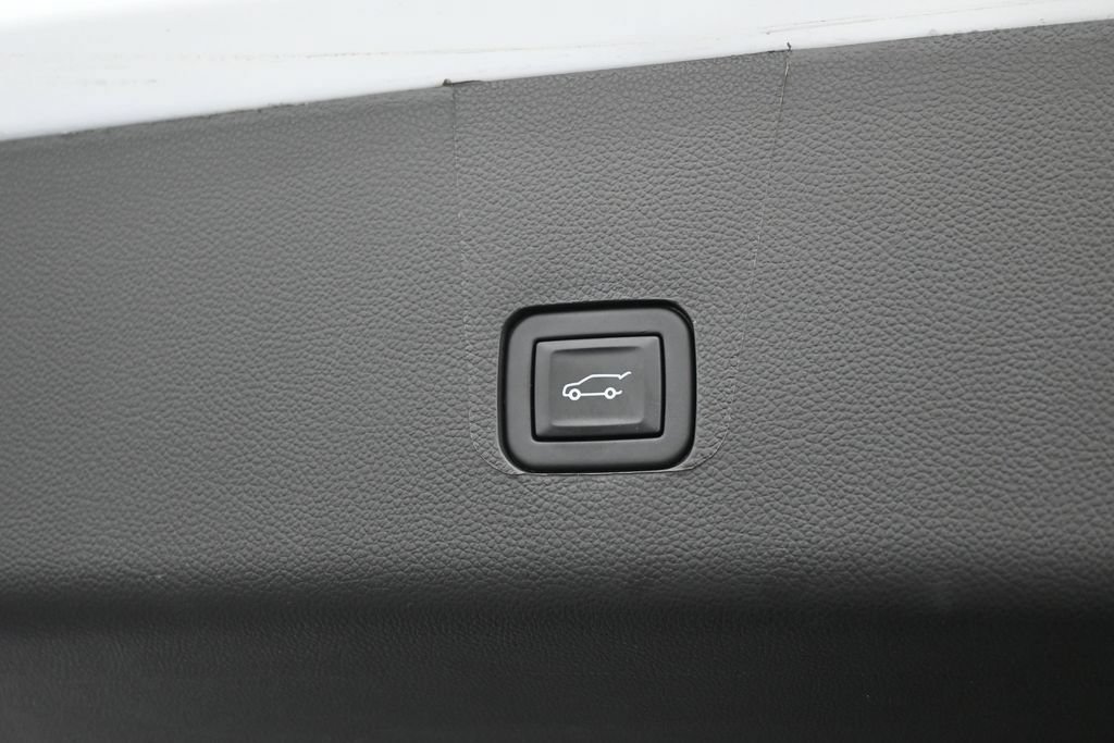 Used 2023 Chevrolet Traverse RS FWD image 46