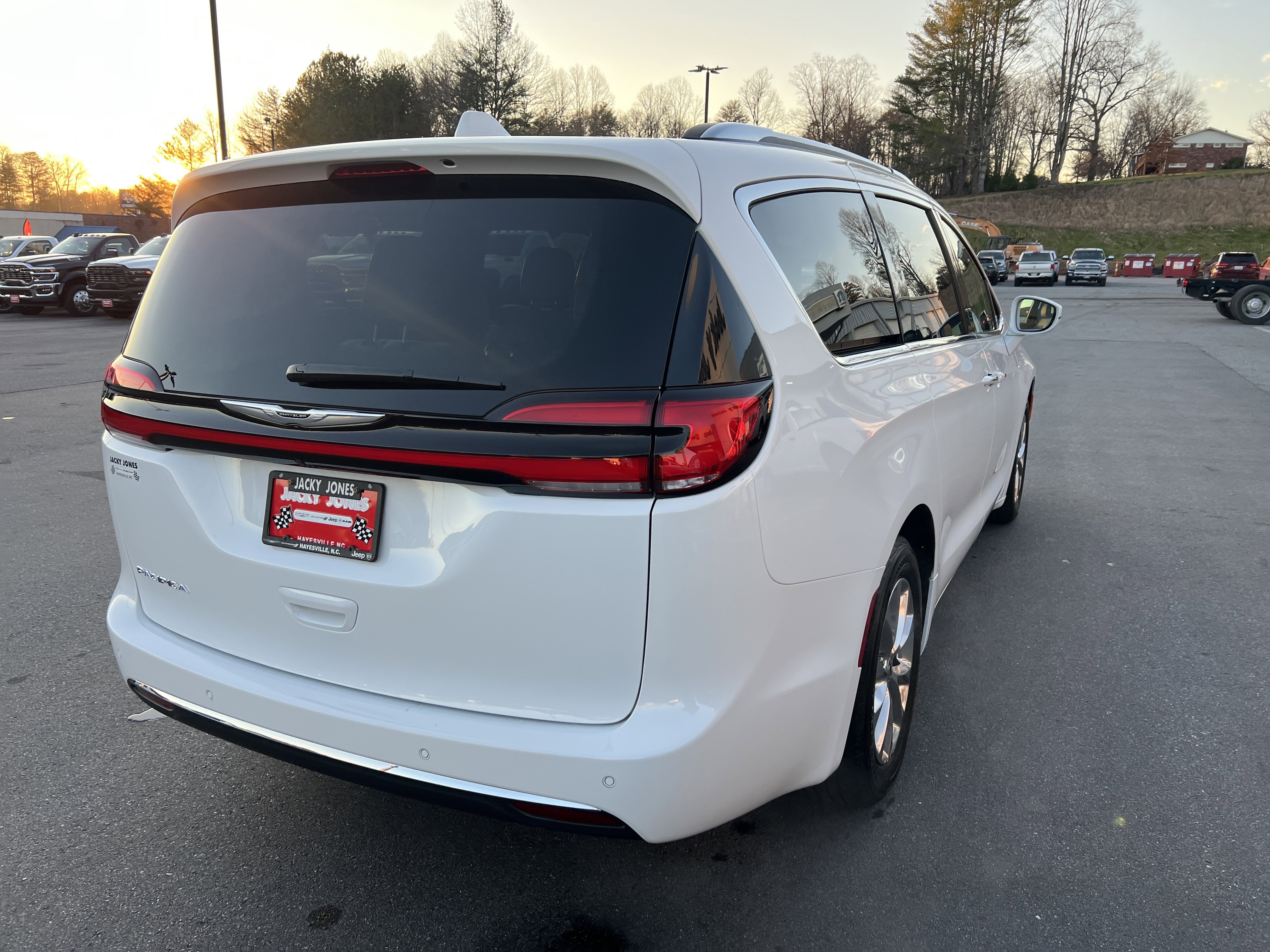 Used 2021 Chrysler Pacifica Touring-L image 3