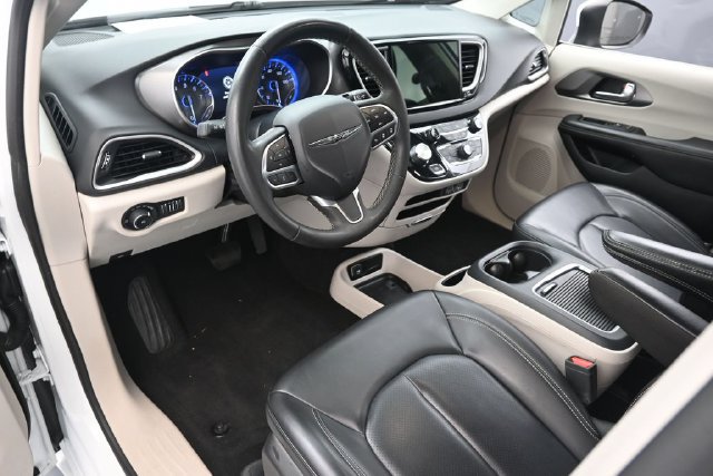 Used 2023 Chrysler Pacifica Touring-L FWD image 11