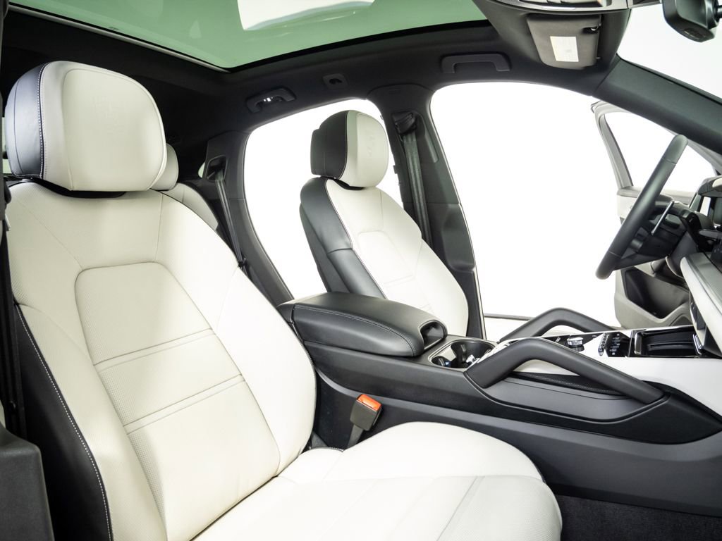 Certified 2025 Porsche Cayenne Coupe w/ Premium Package Plus image 24