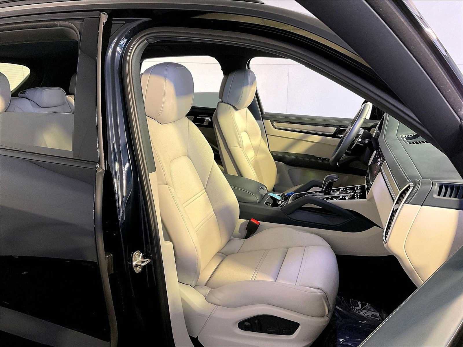 Certified 2023 Porsche Cayenne AWD/4WD image 18