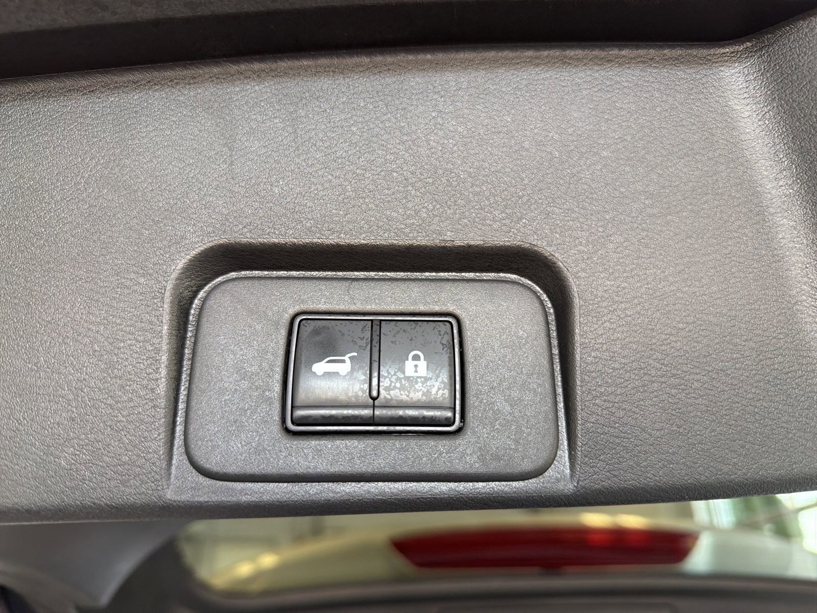 Used 2025 Nissan Rogue SV FWD image 12