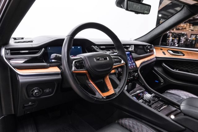Used 2023 Jeep Grand Cherokee L Summit AWD/4WD image 10