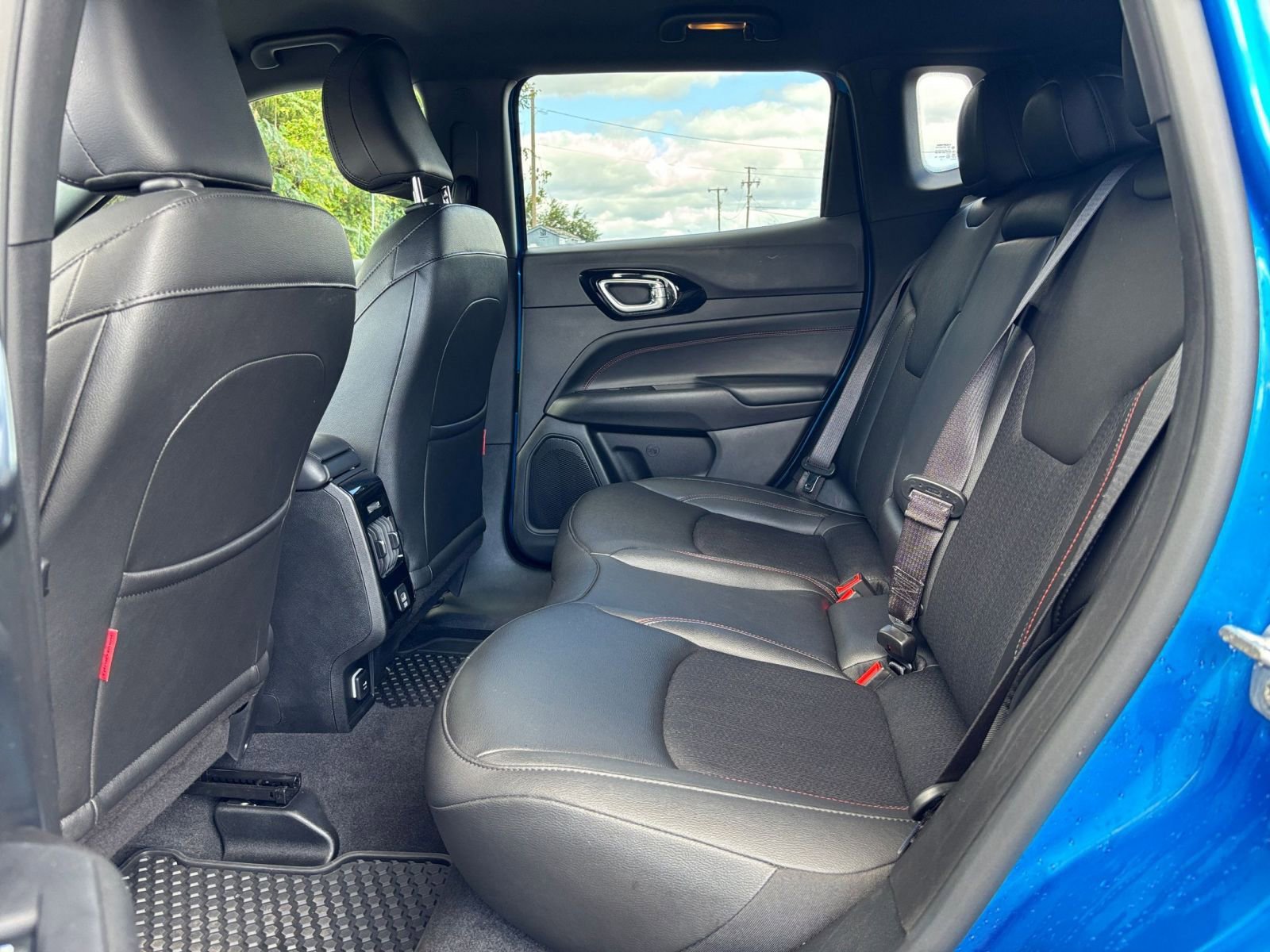 Used 2025 Jeep Compass Trailhawk image 24