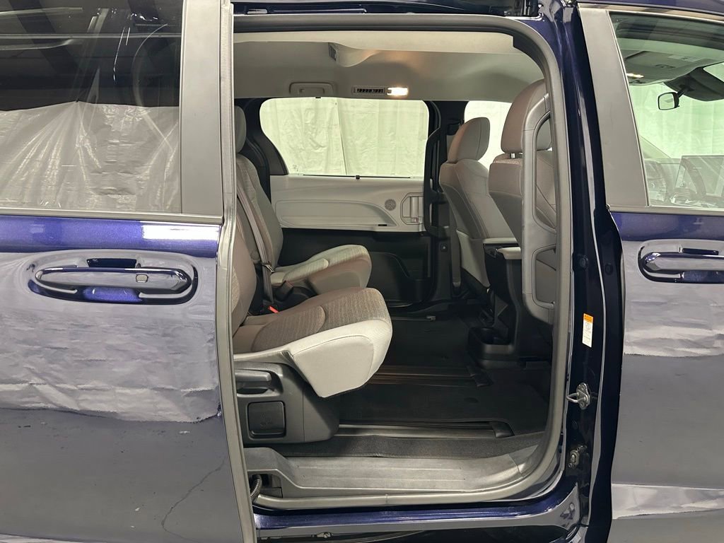 Used 2025 Toyota Sienna LE FWD image 54