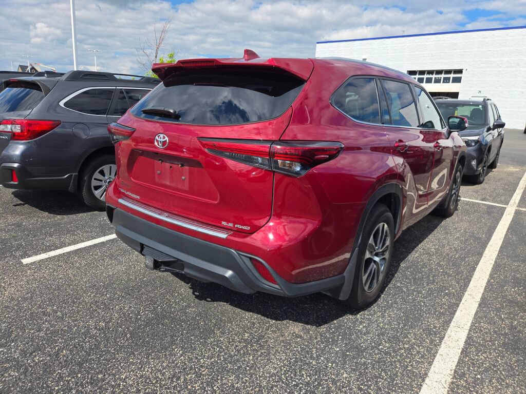 Used 2022 Toyota Highlander XLE AWD/4WD image 3