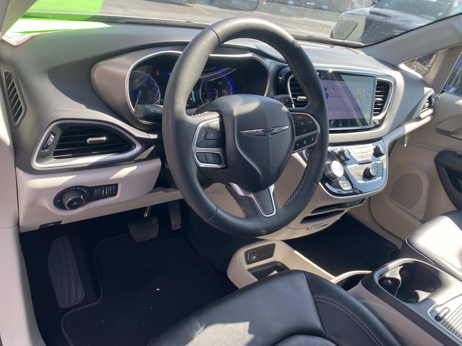 Certified 2024 Chrysler Pacifica Touring-L image 25