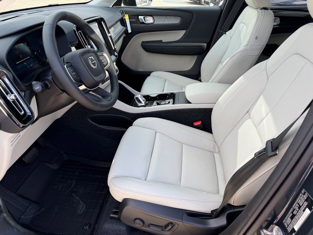 New 2026 Volvo XC40 B5 Ultra w/ Protection Package Premier image 18